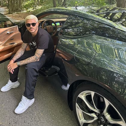 Mauro Icardi en su Lexus LC 500