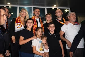 Mauro Icardi recibió una torta de regalo en Turquía, pero un detalle llamó la atención de todos