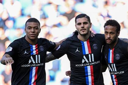 Mauro Icardi entre Kylian Mbappé y Neymar, en PSG.