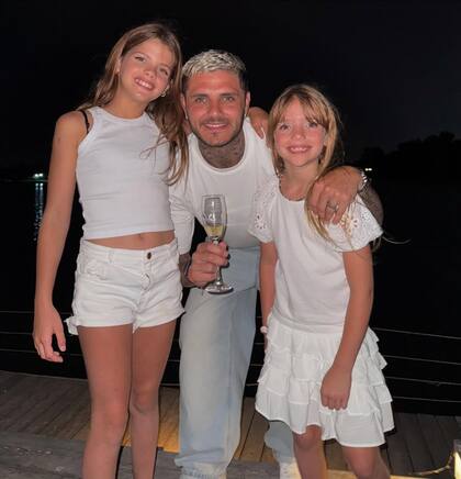 Mauro Icardi estuvo con sus hijas Francesca e Isabella. “Gracias a cada persona que forma parte de mi vida. Que este 2025 sea un año lleno de cosas hermosas en lo personal y en lo profesional”, remarcó el futbolista en su cuenta de Instagram. Todo parece indicar que despidió el 2024 junto a la China Suárez, según algunas similitudes que se encuentran en sus fotos y en las de la actriz, como el mismo piso de madera, una mesa y un jarrón