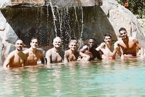 Mauro Icardi junto a sus compañeros de equipo en una cascada ubicada en Austria