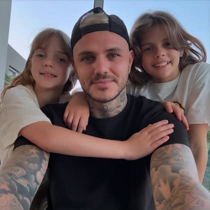 Mauro Icardi junto a sus dos hijas Isabella y Francesca en el verano (Foto: Instagram @mauroicardi)
