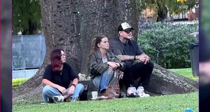 Mauro Icardi, La China Suárez y la niñera de los chicos en una plaza de Palermo (Foto: Captura TV)