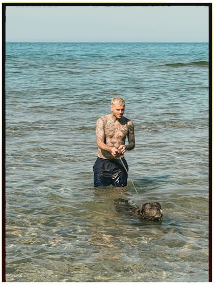 Mauro Icardi se mostró jugando en el agua con su mascota