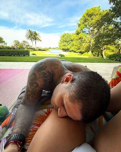 Mauro Icardi sobre el regazo de la China Suárez (Foto: Instagram/@sangrejaponesa)