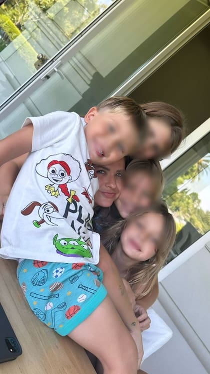 Mauro Icardi subió una foto a Instagram en la que mostró a sus hijas junto a la China Suárez y a Amancio y Magnolia Vicuña