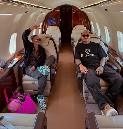 Mauro Icardi y la China Suárez a bordo de un avión privado con destino a Mar del Plata