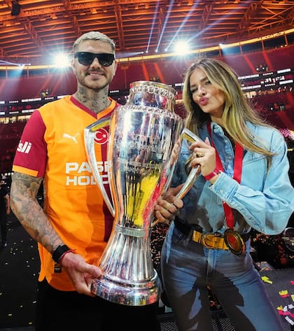 Mauro Icardi y la China Suárez durante los festejos por la victoria de Galatasaray en la Superliga de Turquía (Foto: Instagram @mauroicardi)