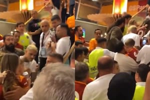 Mauro Icardi y la China Suárez, en un momento de tensión con fanáticos del Galatasaray (Foto: Captura de video)