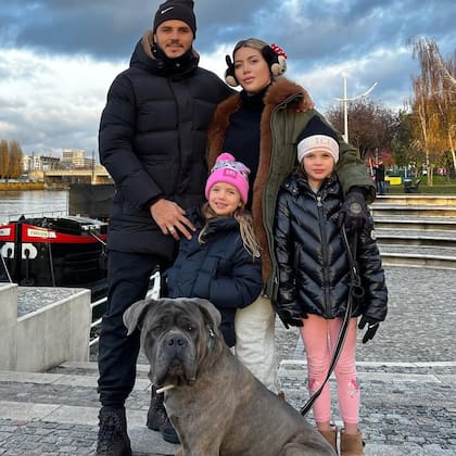 Mauro Icardi y Wanda Nara junto a sus dos hijas Isabella y sca, en tiempos felices (Foto: Instagram @mauroicardi)