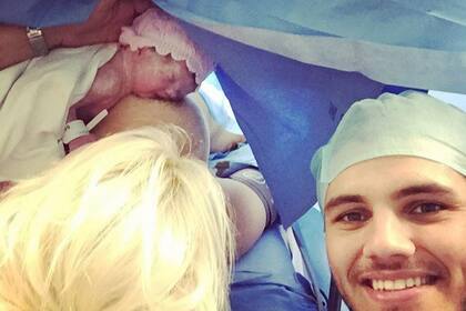 Mauro junto a su mujer y su pequeña recién nacida