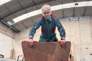 Dejó su cargo en una multinacional para cumplir su sueño: hoy vende sus obras en el exterior y logró exponer en el Louvre