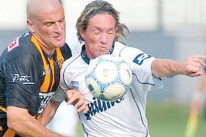 Mauro Laspada, de Olimpo, en una acción reñida con Silvio Carrario