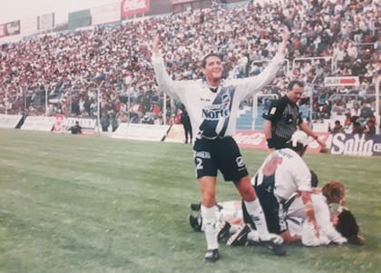 Mauro Laspada jugó para Juventud Antoniana en los años 1998 y 1998; con el equipo salteño casi logran el ascenso a primera