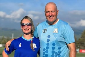 Mauro Laspada junto a su esposa Maca; el exfutbolista vive actualmente en Salta, tiene una escuelita de fútbol y además se dedica al agro en una empresa ubicada en Santa Fe