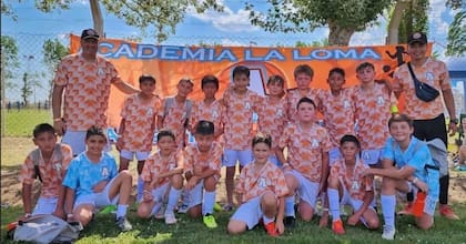 Mauro Laspada, ubicado arriba a la izquierda, junto con los chicos de La Academia, la escuelita de fútbol que tiene en Salta junto a dos exfutbolistas