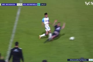 ¿Y el árbitro? Una patada criminal, un penal ignorado, otra falta durísima y un local favorecido