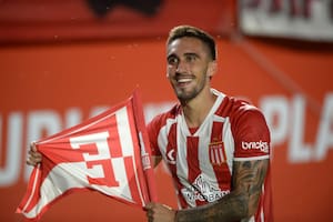 Estudiantes hizo su negocio en la noche caliente en La Plata con un goleador desde el banco