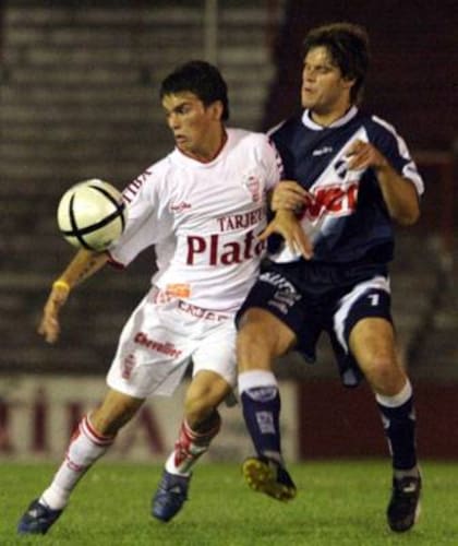 Emiliano Romay, con la camseta del Club Sportivo Ben Hur de Rafaela, marcando a Mauro Milano, de Huracán