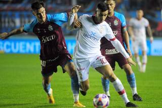 Huracán sufrió un gol de ex cuervo, empató con un jugadón y no se acercó al líder pero sí al objetivo