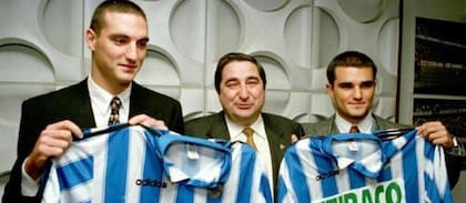 Mauro Scaloni (derecha), hermano del entrenador campeón del mundo (izquierda), junto a Augusto Lendoiro en la presentación de ambos en 1997 en Deportivo La Coruña