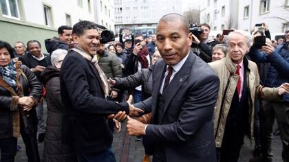 Mauro Silva en su calle, sí, la que lleva su nombre desde 2018 en La Coruña, a sólo cinco cuadras del estadio Riazor; los hinchas lo eligieron como el mejor futbolista de la historia del club