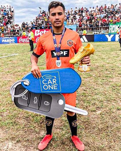 Mauro Smarra, con un premio que recibió como goleador de la Copa Potrero