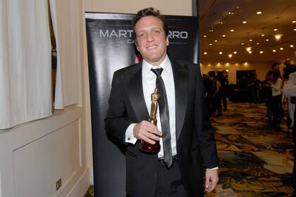 Mauro Szeta y su estatuilla como mejor labor en conducción masculina por su trabajo en TN