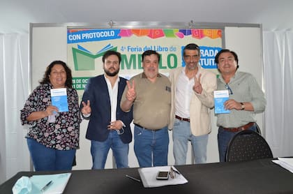 Mauro Tanos, de saco azul, junto con Rodolfo Tailhade durante la presentación del libro Transparencia Institucional, en el partido de Merlo