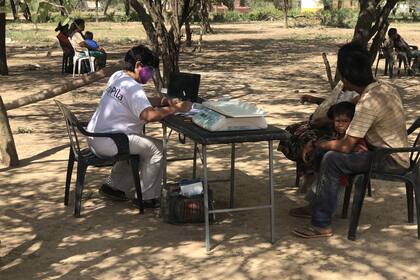 Mauro tiene tres años y cuando era más chico estuvo internado por desnutrición aguda en Salta. El equipo de Pata Pila lo pesa y lo mide para controlar su estado nutricional