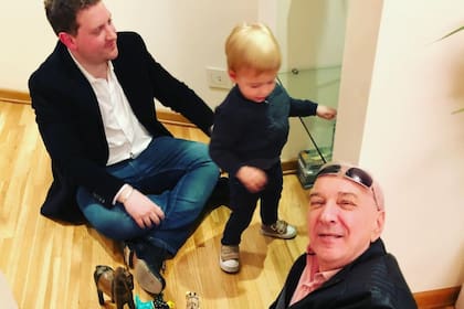 Mauro Viale en familia, con su hijo y su nieto