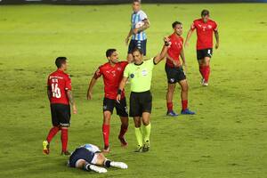 Mauro Vigliano ya sancionó el penal para Racing e Insaurralde se va encima del árbitro; Independiente se siente perjudicado y el árbitro será sancionado