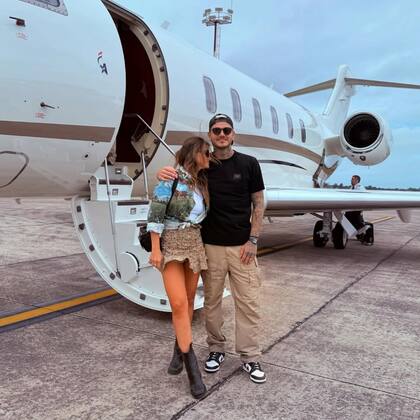 Mauro y María Eugenia no esconden su amor y así se fotografiaron en su regreso a Buenos Aires, con el avión privado detrás