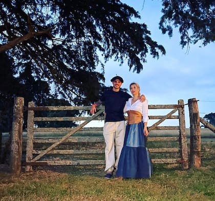 El futbolista y su esposa se vistieron para la ocasión en el sur argentino. Crédito: Instagram