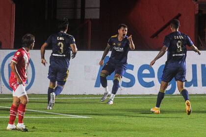 Mauro Zárate señala a Edwin Cardona, que le dejó el empate servido con un pase delicioso.