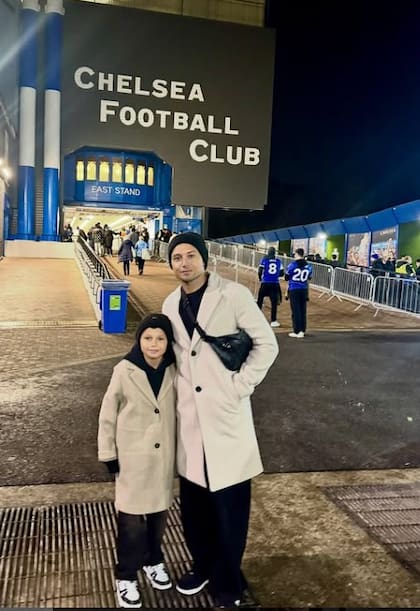 Mauro Zárate junto a Rocco en la cancha del Chelsea