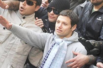 Mauro Zárate y su polémico saludo en la hinchada de Lazio en 2010: tuvo que pagar 10.000 euros de multa