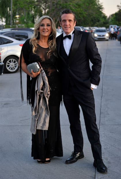 Mauro Zeta, en la foto con su esposa Clarissa Antonini, está nominado como Mejor Labor Periodística