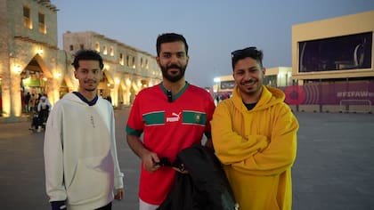 Mauteb, con la camiseta marroquí, llegó hace un par de días a Doha junto a dos amigos. Son de Arabia Saudita y los une el amor por la selección árabe