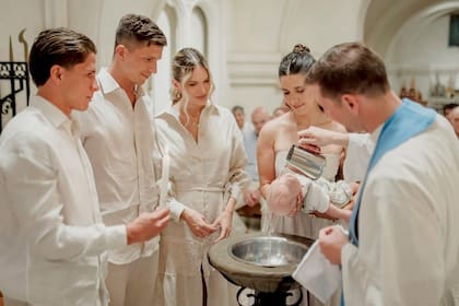 Mavi Bargiela sostiene a su sobrino ante la tierna mirada de Giuliano, Gian y Eva