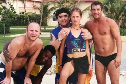Mavys Álvarez posando con amigos de Diego Maradona cuando mantenía un vínculo con el futbolista
