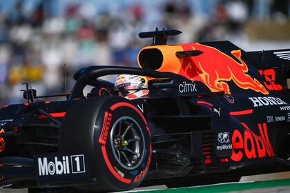 El Red Bull Max Verstappen está cada vez más cerca de los Mercedes en rendimiento, pero no lo suficiente como para disputarles el favoritismo en las carreras; el neerlandés parte detrás de Hamilton y Valtteri Bottas.