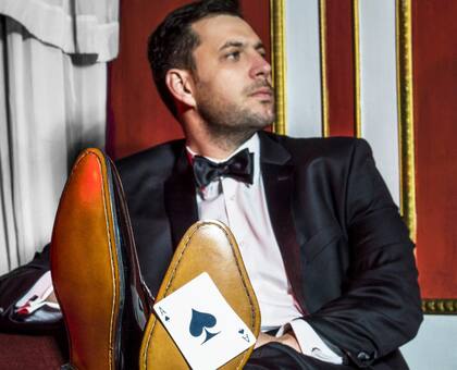 Max decidió ponerse el traje de mago definitivamente.