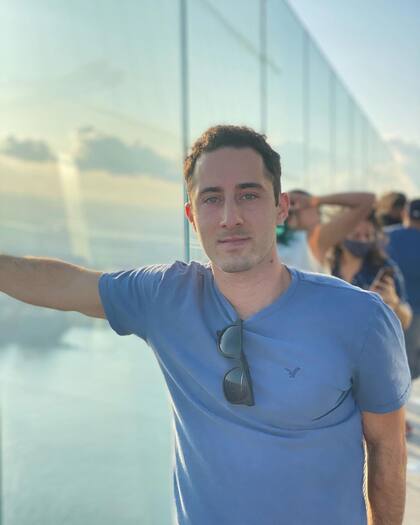 Max Gallo vive en Nueva York y trabaja para cumplir su sueño de ser actor