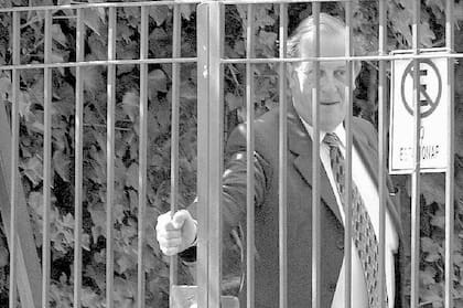 Max Gregorcic en la puerta de su casa de la calle Pastrana en Vitacura, Chile