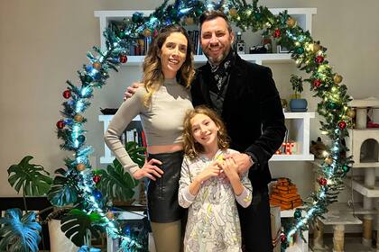 Max, junto a su mujer y su hija