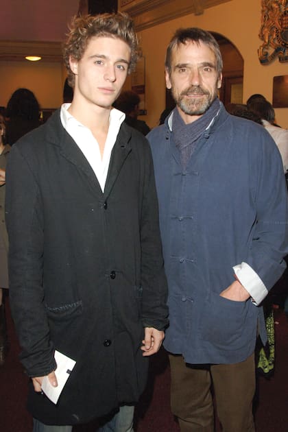 Max junto a su padre Jeremy Irons