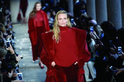 Max Mara, otoño 2017: los básicos/clásicos de hoy transformados a puro glamour por un rojo imperioso