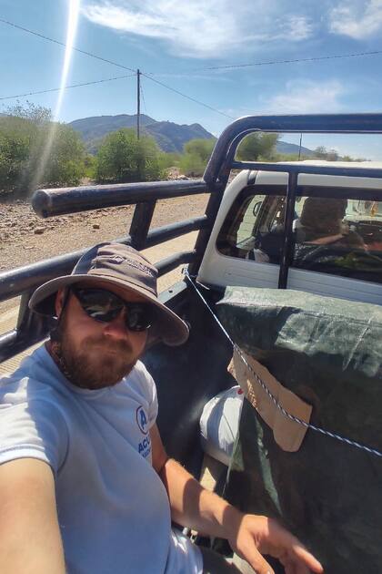 El primer gran contratiempo lo sufrió haciendo dedo.