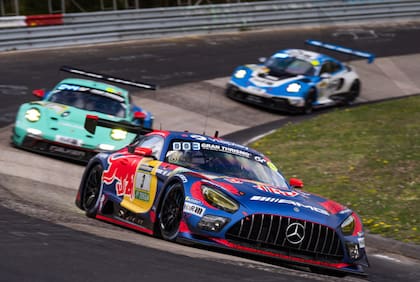 Max Verstappen (3) gira en el Mundial de Resistencia como práctica para correr el mes próximo en Le Mans